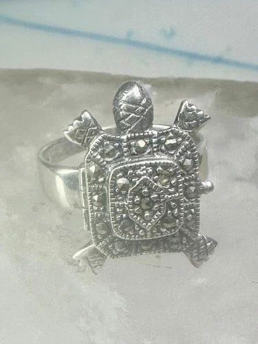 VINTAGE TURTLE POISON RING MARCASITE SIZE 7.50 STERLING SILVER WOMEN: VINTAGE TURTLE POISON RING MARCASITE SIZE 7.50 STERLING SILVER WOMEN Vintage Turtle Poison ring marcasite size 7.50 sterling silver women Size 7.5 Weight 5.3g Length 7/8" Width. 5/8" Width of band in 
