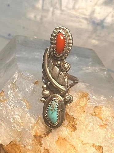NAVAJO LONG RING CORAL SIZE 5.25 STERLING SILVER FEATHER LEAF WOMEN: NAVAJO LONG RING CORAL SIZE 5.25 STERLING SILVER FEATHER LEAF WOMEN Navajo long ring coral size 5.25 sterling silver feather leaf women Size 5.25 Weight 10.6g Length 2" Width 5/8" Thinnest part of ban
