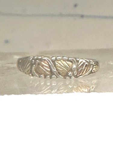 BLACK HILLS GOLD RING SLENDER LEAVES WEDDING BAND SIZE 5 STERLING SILVER WOMEN: BLACK HILLS GOLD RING SLENDER LEAVES WEDDING BAND SIZE 5 STERLING SILVER WOMEN Black Hills Gold ring slender leaves wedding band size 5 sterling silver women girls Size 5 Weight 1.7g Width 3/16" Band 