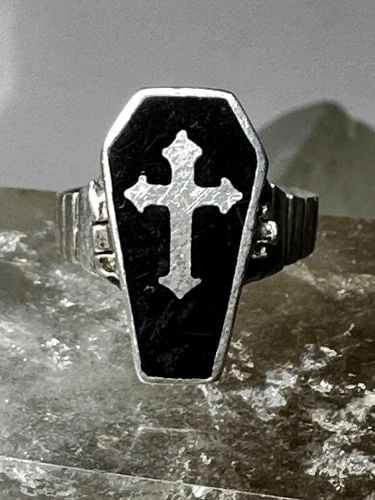 POISON RING COFFIN CROSS GOTHIC HALLOWEEN SIZE 6.50 STERLING SILVER WOMEN: POISON RING COFFIN CROSS GOTHIC HALLOWEEN SIZE 6.50 STERLING SILVER WOMEN Poison ring coffin cross Gothic Halloween size 6.50 sterling silver women Size 6.50 Weight 5.7g Length. 3/4" Width 1/2" Thinne