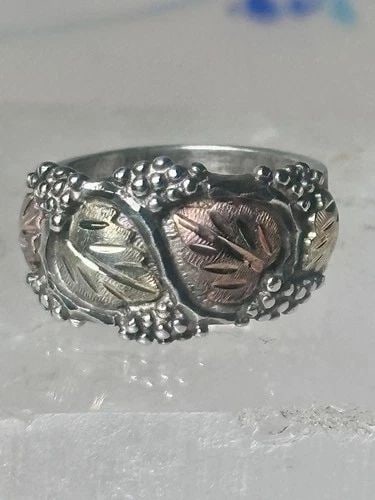BLACK HILLS RING LEAVES BAND PINKY WEDDING SIZE 4 STERLING SILVER WOMEN: BLACK HILLS RING LEAVES BAND PINKY WEDDING SIZE 4 STERLING SILVER WOMEN Black Hills ring leaves band pinky wedding size 4 sterling silver women Size 4 Weight 6.6g Width 7/16" Thinnest part of the band