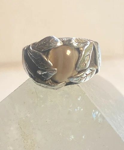AGATE RING SIZE 6.25 LEAVES BAND STERLING SILVER PINKY WOMEN: AGATE RING SIZE 6.25 LEAVES BAND STERLING SILVER PINKY WOMEN Agate ring leaves band sterling silver pinky women Size 6.25 Weight 7.4g Widest part 1/2. " Thinnest part 3/16"