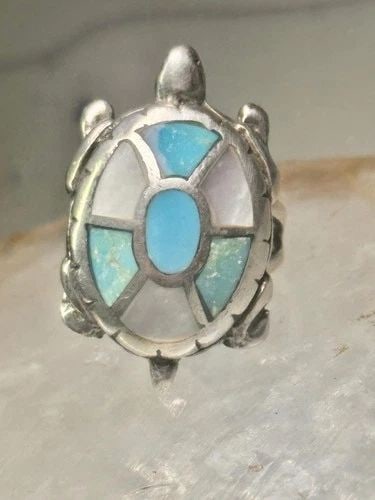 TURTLE RING NAVAJO TURQUOISE MOP SIZE 5 STERLING SILVER WOMEN GIRLS PINK: TURTLE RING NAVAJO TURQUOISE MOP SIZE 5 STERLING SILVER WOMEN GIRLS PINK Turtle ring Navajo turquoise MOP size 5 sterling silver women girls pinky Size 5. Between a size 5 and a size 5.25 Weight 8.9g 