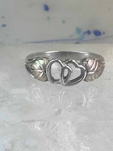 BLACK HILLS GOLD RING HEART LOVE BAND VALENTINE LEAVES SIZE 6.50 STERLING SILVER: BLACK HILLS GOLD RING HEART LOVE BAND VALENTINE LEAVES SIZE 6.50 STERLING SILVER Black Hills Gold ring heart love band Valentine leaves size 6.50 sterling silver women Size 6.50 Weight. 2.4g Width 1/4