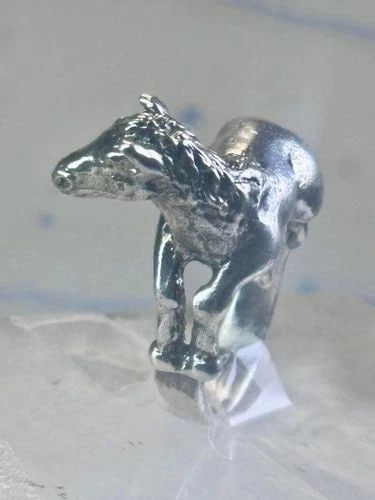 HORSE RING ANIMAL SOUTHWESTERN BAND SIZE 5 COWGIRL STERLING SILVER WOMEN: HORSE RING ANIMAL SOUTHWESTERN BAND SIZE 5 COWGIRL STERLING SILVER WOMEN Horse ring animal band size 5 cowgirl sterling silver women Size 4.75 Between a size 4.75 and a size 5 Weight. 13.3g Length 1/2