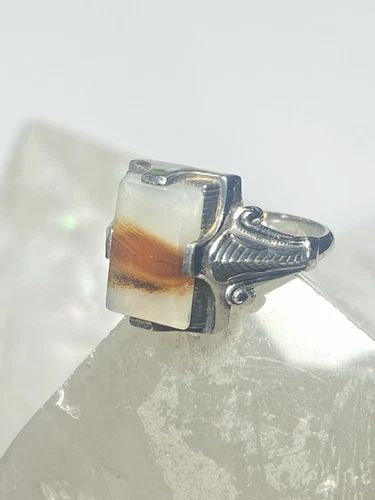 AGATE RING ART DECO STERLING SILVER WOMEN: AGATE RING ART DECO STERLING SILVER WOMEN Agate ring Art Deco sterling silver women Size 7.25 Weight 2.8g Length. 1/2" Width 3/8" Thinnest part of band. 1/8"