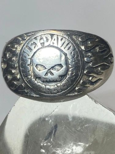 HARLEY DAVIDSON RING BIKER STERLING SILVER WOMEN MEN: HARLEY DAVIDSON RING BIKER STERLING SILVER WOMEN MEN Harley Davidson ring biker sterling silver women men Size 13.50 Between a size 13.50 and a size 13.75 Weight 15.4g Widest part 5/8" Thinnest part 1