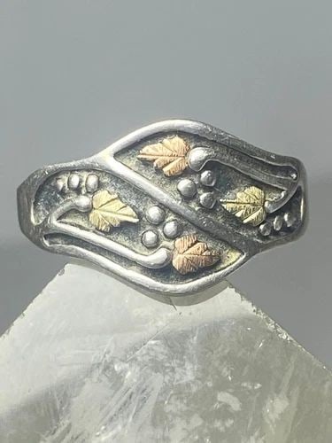 BLACK HILLS GOLD RING LEAVES FLORAL BAND STERLING SILVER WOMEN GIRLS: BLACK HILLS GOLD RING LEAVES FLORAL BAND STERLING SILVER WOMEN GIRLS Black Hills Gold ring Leaves floral band sterling silver women girls Size 7.75 Between a size 7.75 and a size 8 Weight 5.6g Widest 