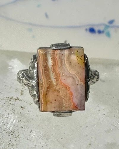 AGATE RING SIZE 5.75 ART DECO STERLING SILVER PINKY WOMEN: AGATE RING SIZE 5.75 ART DECO STERLING SILVER PINKY WOMEN Agate Ring size 5.75 Art Deco sterling silver pinky women Size 5.75 Weight 4.5g Length. 5/8" Width 3/8" Band in Back 1/8"
