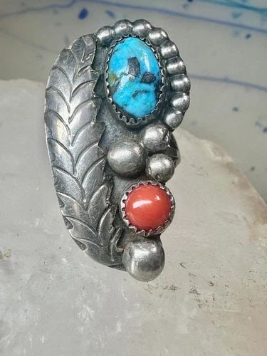 TURQUOISE CORAL RING SIZE 6 NAVAJO FEATHER STERLING SILVER WOMEN: TURQUOISE CORAL RING SIZE 6 NAVAJO FEATHER STERLING SILVER WOMEN Turquoise coral ring size 6 Navajo feather sterling silver women Size 6 Weight. 10g Length. 1. 1/2" Width 3/4" Thinnest part of band 1/