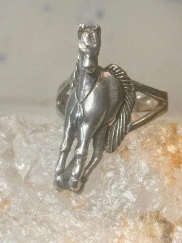 VINTAGE HORSE RING SIZE 7.25 STERLING SILVER COWGIRL WOMEN GIRLS: VINTAGE HORSE RING SIZE 7.25 STERLING SILVER COWGIRL WOMEN GIRLS Vintage horse ring size 7.25 Sterling silver cowgirl women girls Size 7.25 Weight 7.9g Length 1 1/8" Width 5/16" Thinnest part of band 