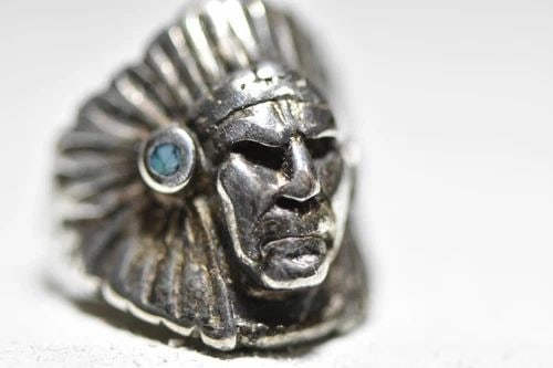 CHIEF RING SIZE 8.25 FEATHERS TURQUOISE TRIBAL WOMEN MEN STERLING SILVER: CHIEF RING SIZE 8.25 FEATHERS TURQUOISE TRIBAL WOMEN MEN STERLING SILVER Chief ring feathers tribal women men sterling silver Size 8.25 Weight 9.3g Widest part of the ring 1" Thinnest part of band 1/8