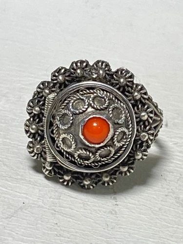 POISON RING FILIGREE VINTAGE CORAL BEADED SILVER WOMEN GIRLS: POISON RING FILIGREE VINTAGE CORAL BEADED SILVER WOMEN GIRLS Poison ring filigree vintage coral beaded silver women girls Size 7 Weight 4.8g Length. 3/4" Width 3/4" Thinnest part of band 1/8" Rings ar