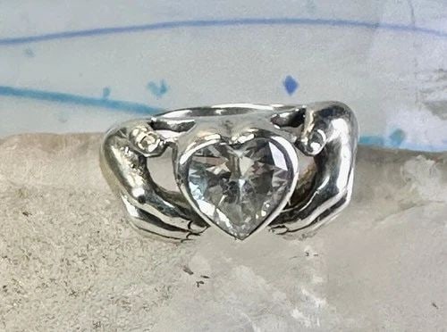 HEART RING HANDS HOLDING HEART VALENTINE LOVE BAND SIZE 7.75 STERLING SILVER WOM (1 of 2)