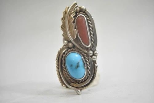 NAVAJO RING TURQUOISE CORAL LEAVES STERLING SILVER WOMEN SIZE 4: NAVAJO RING TURQUOISE CORAL LEAVES STERLING SILVER WOMEN SIZE 4 Navajo ring long turquoise coral leaves sterling silver women Size 4 Weight 17.6g Widest part of band 2" Thinnest part of band 1/4"