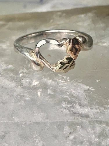 BLACK HILLS GOLD RING SIZE 2.75 HEART LEAVES PINKY CHILD BABY BAND STERLING: BLACK HILLS GOLD RING SIZE 2.75 HEART LEAVES PINKY CHILD BABY BAND STERLING Black Hills Gold ring size 2.75 heart leaves pinky child baby band sterling silver women Size 2.75 Width. 1/4" Thinnest part