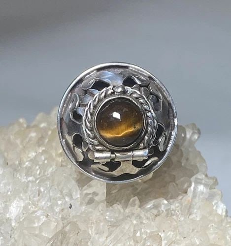 POISON RING SIZE 8 TIGER EYE BAND STERLING SILVER WOMEN GIRLS: POISON RING SIZE 8 TIGER EYE BAND STERLING SILVER WOMEN GIRLS Poison ring tiger eye band sterling silver women girls Size 8 adjustable Weight 5.8g length 3/4" Width 3/4" Thinnest part of band 1/8"