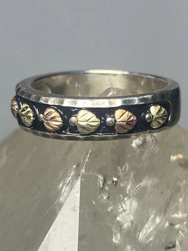 BLACK HILLS GOLD RING LEAVES FLORAL BAND STERLING SILVER WOMEN GIRL: BLACK HILLS GOLD RING LEAVES FLORAL BAND STERLING SILVER WOMEN GIRL Black Hills Gold ring Leaves floral band sterling silver women girl Size 6.75 Between a size 6.75 and a size 7 Weight 4.7g Band Widt