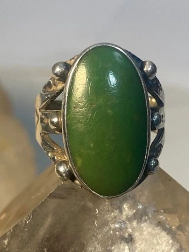 GREEN STONE RING ARROWS SOUTHWEST STERLING SILVER WOMEN GIRLS: GREEN STONE RING ARROWS SOUTHWEST STERLING SILVER WOMEN GIRLS Green stone ring southwest sterling silver women girls Size 7 Between a size 7 and a size 7.25 Weight 6g Length. 7/8" Width 1/2" Band Widt