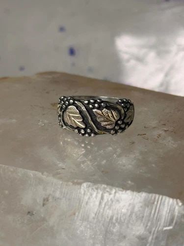 BLACK HILLS GOLD RING LEAVES WEDDING BAND SIZE 5 STERLING SILVER WOMEN: BLACK HILLS GOLD RING LEAVES WEDDING BAND SIZE 5 STERLING SILVER WOMEN Black Hills Gold ring leaves wedding band size 5 sterling silver women Size 4.75 Between a size 4.75 and a size 5 Weight 3.9g Wid