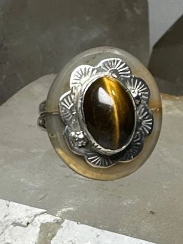 TIGER EYE RING FLORAL AGATE BAND SIZE 7.50 STERLING SILVER WOMEN: TIGER EYE RING FLORAL AGATE BAND SIZE 7.50 STERLING SILVER WOMEN Tiger Eye ring Floral agate band size 7.50 sterling silver women Size 7.50 Between a size 7.50 and a size 7.75 Weight 10.8g Length 1" W