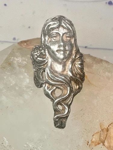 LADY FACE RING SIZE 5 ART DECO LONG HAIR STERLING SILVER WOMEN: LADY FACE RING SIZE 5 ART DECO LONG HAIR STERLING SILVER WOMEN Lady face ring size 5 Art deco long hair sterling silver women Size 5 Between a size 5 and a size 5.25 Weight. 10.8g Length 1" Length 1 1