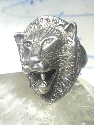 LION RING BIKER BAND SIZE 10.2 STERLING SILVER WOMEN MEN: LION RING BIKER BAND SIZE 10.2 STERLING SILVER WOMEN MEN Lion ring biker band size 10.2 sterling silver women men Size 10.2 Weight 18.4g Width 1 5/32" Band in back 5/32"