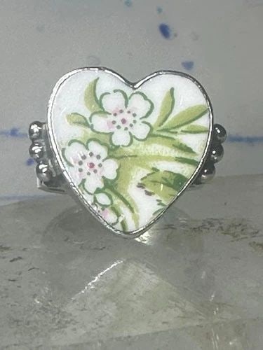 HEART RING PORCELAIN CERAMIC FLORAL FLOWERS VALENTINE BAND SIZE 8.50 STERLING SI: HEART RING PORCELAIN CERAMIC FLORAL FLOWERS VALENTINE BAND SIZE 8.50 STERLING SI Heart ring Porcelain Ceramic floral flowers Valentine band size 8.50 sterling silver women girls Size 8.50 Between a si