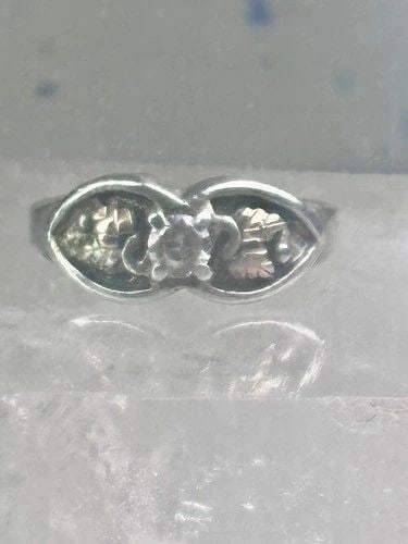 BLACK HILLS GOLD RING CZ BAND LEAVES SIZE 6.5 STERLING SILVER WOMEN: BLACK HILLS GOLD RING CZ BAND LEAVES SIZE 6.5 STERLING SILVER WOMEN Black Hills Gold ring CZ band leaves size 6.5 sterling silver women Size 6.5 Weight. 3.7g Length 5/16" Width 5/8" Thinnest part of b