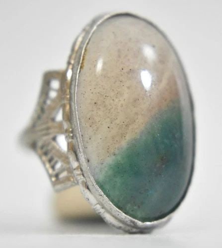 AGATE RING ART DECO STERLING SILVER SIZE 7: AGATE RING ART DECO STERLING SILVER SIZE 7 Agate ring Art Deco sterling silver filigree Green & Earthy tones Size 7 weight 4.9g Widest part of band 1" Thinnest part of band 3/32 Delivered in a Gift Bo