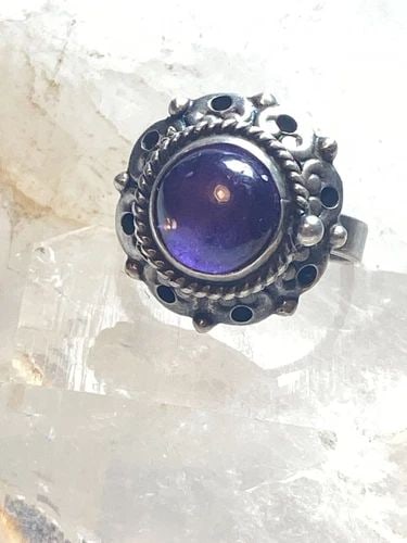 POISON RING SIZE 8 ADJ MEXICAN STERLING SILVER WOMEN GIRLS: POISON RING SIZE 8 ADJ MEXICAN STERLING SILVER WOMEN GIRLS Poison ring Mexican sterling silver women girls Band is adjustable - Size 8 adjustable Weight 7g Length. 3/4" Width. 3/4" Thinnest part 1/8"