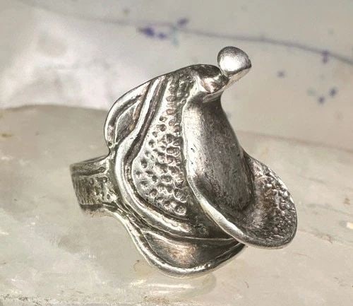 SADDLE RING COWGIRL COWBOY BAND SOUTHWESTERN SIZE 4 PINKY STERLING SILVER WOMEN: SADDLE RING COWGIRL COWBOY BAND SOUTHWESTERN SIZE 4 PINKY STERLING SILVER WOMEN Saddle ring cowgirl cowboy band southwestern size 4 pinky sterling silver women girls Size 4 Weight 8.8g Length 7/8" Wid