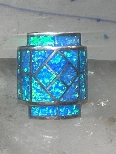 VINTAGE LAB OPAL RING CIGAR BAND SIZE 7 GEOMETRIC STERLING SILVER WOMEN: VINTAGE LAB OPAL RING CIGAR BAND SIZE 7 GEOMETRIC STERLING SILVER WOMEN Vintage Lab opal ring cigar band size 7 geometric Sterling silver women Size 7 Weight.13.3g Width 1" Thinnest part of band 5/16"
