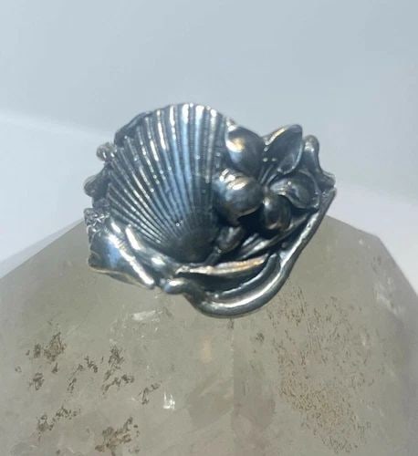 SHELL RING FLORAL BEACH SCALLOP SEA SHELLS STERLING SILVER WOMEN GIRLS: SHELL RING FLORAL BEACH SCALLOP SEA SHELLS STERLING SILVER WOMEN GIRLS Shell ring floral beach sea shells scallop sterling silver women girls Size 5.75 Between a size 5.75 and a size 6 Weight 6g Wides