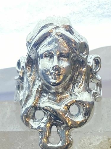 FACE RING WITH LONG HAIR ART DECO INFLUENCES STERLING SILVER: FACE RING WITH LONG HAIR ART DECO INFLUENCES STERLING SILVER Face ring with long hair art deco influences sterling silver Size. 5 Weight 7.2g Length. 1. 1/8" Width. 1/2" Thinnest part 1/8"