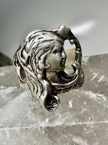 FACE RING LADY STAR SIZE 9.25 LONG HAIR ART DECO STYLE STERLING SILVER WOMEN: FACE RING LADY STAR SIZE 9.25 LONG HAIR ART DECO STYLE STERLING SILVER WOMEN Face ring lady star size 9.25 long hair art deco style sterling silver women Size 9.25 Weight 8.3g Width. 7/8" Thinnest par