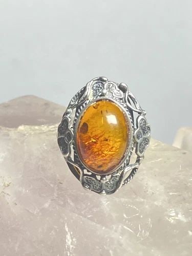 AMBER RING BUTTERFLIES ART DECO STYLE STERLING SILVER WOMEN: AMBER RING BUTTERFLIES ART DECO STYLE STERLING SILVER WOMEN Amber Ring butterflies Art Deco style sterling silver women Size 6.25 Weight 4.9g Length. 7/8" Width 5/8" Thinnest part of band 1/8"