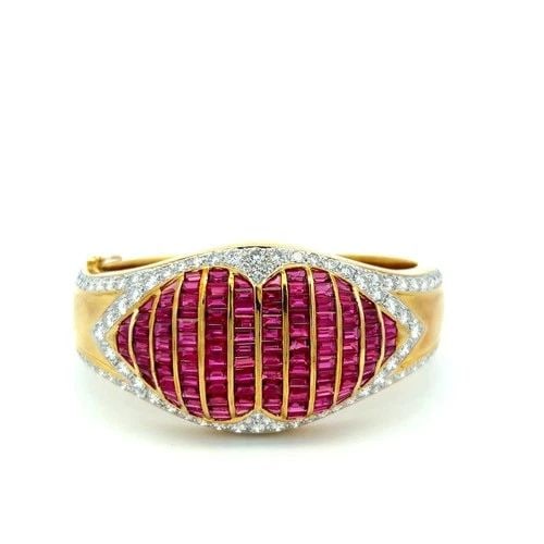 18K YELLOW GOLD BANGLE BRACELET WITH 5CT ROUND G VS DIAMONDS & 10.5CT RUBY: 18K YELLOW GOLD BANGLE BRACELET WITH 5CT ROUND G VS DIAMONDS & 10.5CT RUBY 18K YELLOW GOLD BANGLE BRACELET WITH 5CT ROUND G VS DIAMONDS & 10.5CT RUBY PRODUCT DESCRIPTION Video: Video Link Detailed Des