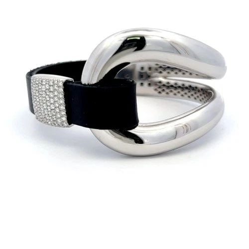 0.72 CARAT ROUND BRILLIANT I VS2 DIAMOND 18 KARAT WHITE GOLD CUFF BRACELET: 0.72 CARAT ROUND BRILLIANT I VS2 DIAMOND 18 KARAT WHITE GOLD CUFF BRACELET PRODUCT DESCRIPTION Title: 0.72 Carat Round Brilliant I VS2 Diamond 18 Karat White Gold Cuff Bracelet Style: Cuff Metal: 18 K