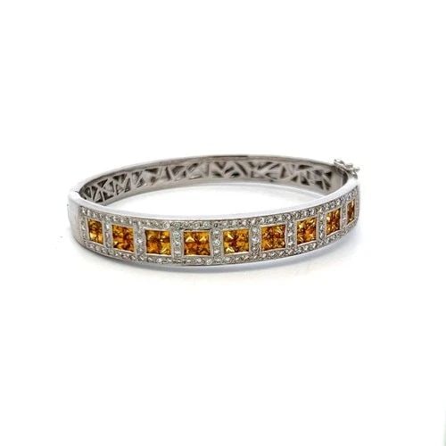 CITRINE & DIAMOND 18K WHITE GOLD BANGLE 3.60CT PRINCESS CUT VINTAGE ESTATE: CITRINE & DIAMOND 18K WHITE GOLD BANGLE 3.60CT PRINCESS CUT VINTAGE ESTATE Title: This exquisite vintage 18K white gold bangle bracelet showcases a vibrant combination of 3.60 carats of princess-cut c