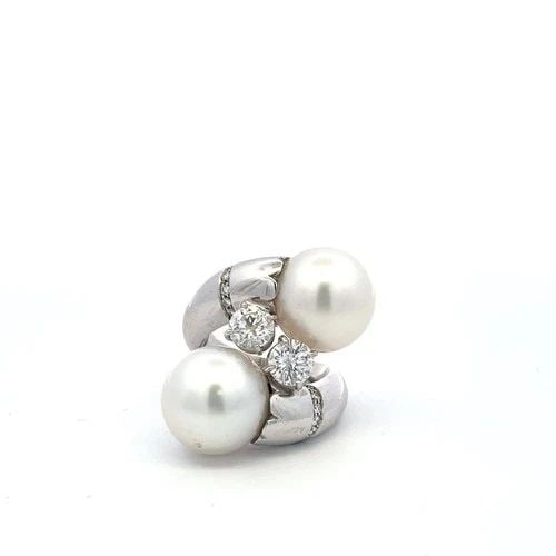18K WHITE GOLD PEARL & 1.87CT DIAMOND BYPASS COCKTAIL RING – SIZE 5.25: 18K WHITE GOLD PEARL & 1.87CT DIAMOND BYPASS COCKTAIL RING – SIZE 5.25 PRODUCT DESCRIPTION Title: A bold vintage cocktail ring crafted in 18K white gold, featuring two luminous 10mm pearls set in an