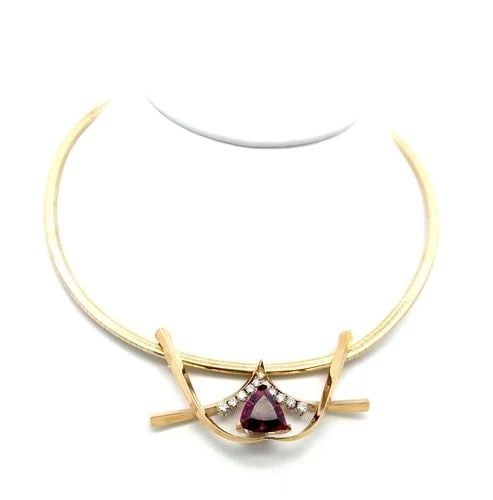 14K YELLOW GOLD COLLAR NECKLACE WITH 0.5CT ROUND G VS DIAMONDS AND 7CT RUBY: 14K YELLOW GOLD COLLAR NECKLACE WITH 0.5CT ROUND G VS DIAMONDS AND 7CT RUBY 14K YELLOW GOLD COLLAR NECKLACE WITH 0.5CT ROUND G VS DIAMONDS AND 7CT RUBY PRODUCT DESCRIPTION Video: Video Link Detailed D