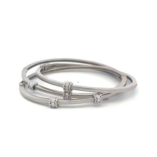0.30 CARAT ROUND BRILLIANT H VS DIAMOND 18 KARAT GOLD BANGLE BRACELET: 0.30 CARAT ROUND BRILLIANT H VS DIAMOND 18 KARAT GOLD BANGLE BRACELET Title: 0.30 Carat Round Brilliant H VS Diamond 18 Karat Gold Bangle Bracelet Style: Bangle Metal: 18 Karat Gold Gemstone 1: 0.3 Ca