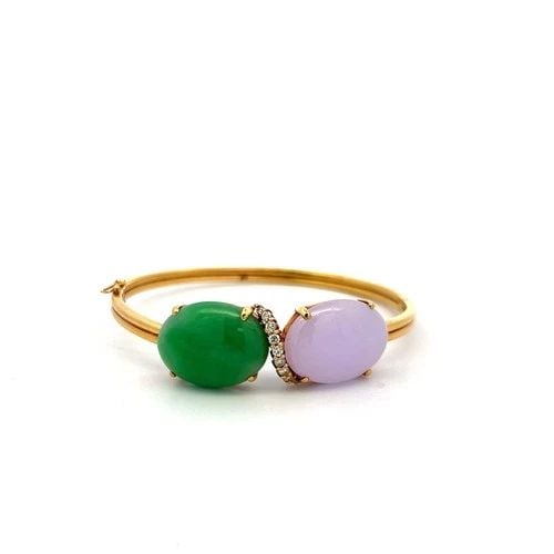 15–18MM OVAL JADE BANGLE BRACELET 0.26CT J SI DIAMONDS IN 18K YELLOW GOLD: 15–18MM OVAL JADE BANGLE BRACELET 0.26CT J SI DIAMONDS IN 18K YELLOW GOLD Title: This elegant vintage 18K yellow gold bangle bracelet features two impressive 15–18 mm oval jade cabochons, showcase