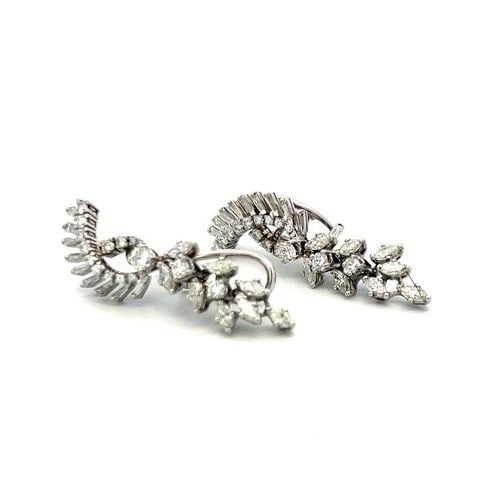 2.78 CARAT I VS DIAMOND DROP EARRINGS IN 18K WHITE GOLD VINTAGE ESTATE: 2.78 CARAT I VS DIAMOND DROP EARRINGS IN 18K WHITE GOLD VINTAGE ESTATE Title: These striking vintage diamond drop earrings are crafted in luxurious 18 karat white gold and showcase elegant movement an