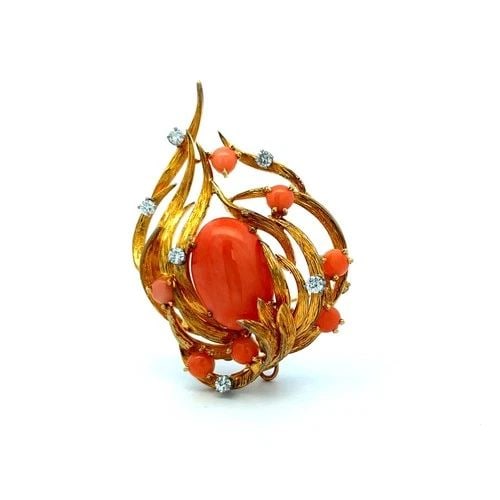 CORAL & DIAMOND 14K YELLOW GOLD FLAME BROOCH 0.60CT G VS VINTAGE ESTATE: CORAL & DIAMOND 14K YELLOW GOLD FLAME BROOCH 0.60CT G VS VINTAGE ESTATE Title: This striking vintage 14K yellow gold brooch features an artistic flame-inspired design centered around a vibrant oval co