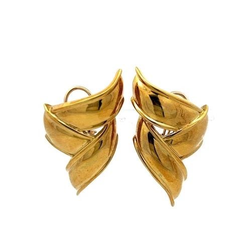 TIFFANY & CO. 18K YELLOW GOLD SCULPTURAL VINTAGE CLIP-ON EARRINGS: TIFFANY & CO. 18K YELLOW GOLD SCULPTURAL VINTAGE CLIP-ON EARRINGS Designer: Tiffany & Co Title: These striking Tiffany & Co. vintage clip-on earrings are crafted in rich 18K yellow gold and showcase a