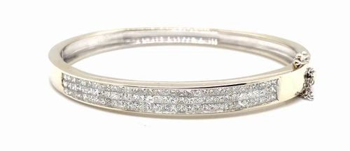 18K GOLD AND DIAMOND ESTATE BRACELET WITH 4.00TDW NATURAL DIAMONDS SI G-H: 18K GOLD AND DIAMOND ESTATE BRACELET WITH 4.00TDW NATURAL DIAMONDS SI G-H 18k Yellow Gold Natural Diamond Estate Bracelet Featuring 4.00-carats of Square Cut Diamonds set in Yellow Gold Diamond Detail