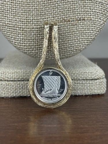 PLATINUM QUARTER NOBLE COIN MONEY CLIP IN 14KT YELLOW GOLD: PLATINUM QUARTER NOBLE COIN MONEY CLIP IN 14KT YELLOW GOLD Platinum Quarter Noble Coin Money Clip in 14KT Yellow Gold. ?1987 with Queen Elizabeth on the back. 2.25” Long Custom Made - Some faint