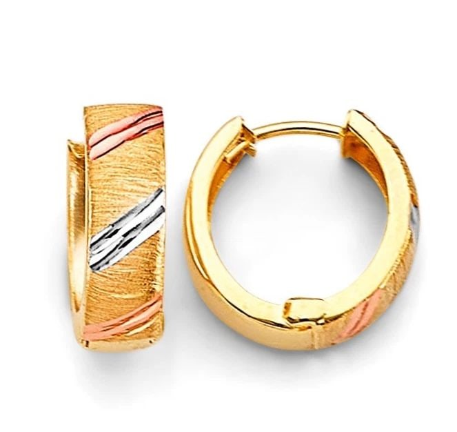 NEW 14K TRI COLOR GOLD HUGGIES EARRINGS: NEW 14K TRI COLOR GOLD HUGGIES EARRINGS HUGGIES EARRINGS NEW 14K TRI COLOR GOLD Height : 15 mm Width : 15 mm Weight : 1.8g